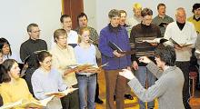 Jeder Ton muss sitzen: Stadtkirchen-Kantor Martin Kaleschke feilt mit seinen Musikern an Details. Bild: Richard Zeller